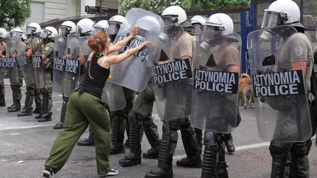 Confruntări între protestatari şi poliţie, în centrul Atenei