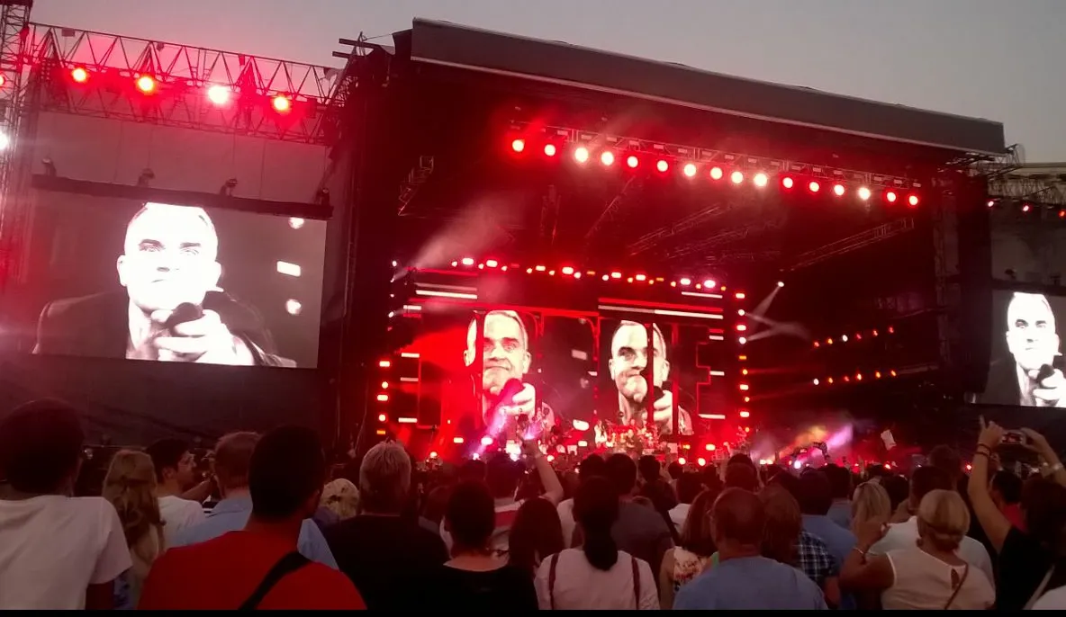 Robbie Williams a invitat o tânără să cânte pe scenă alături de el