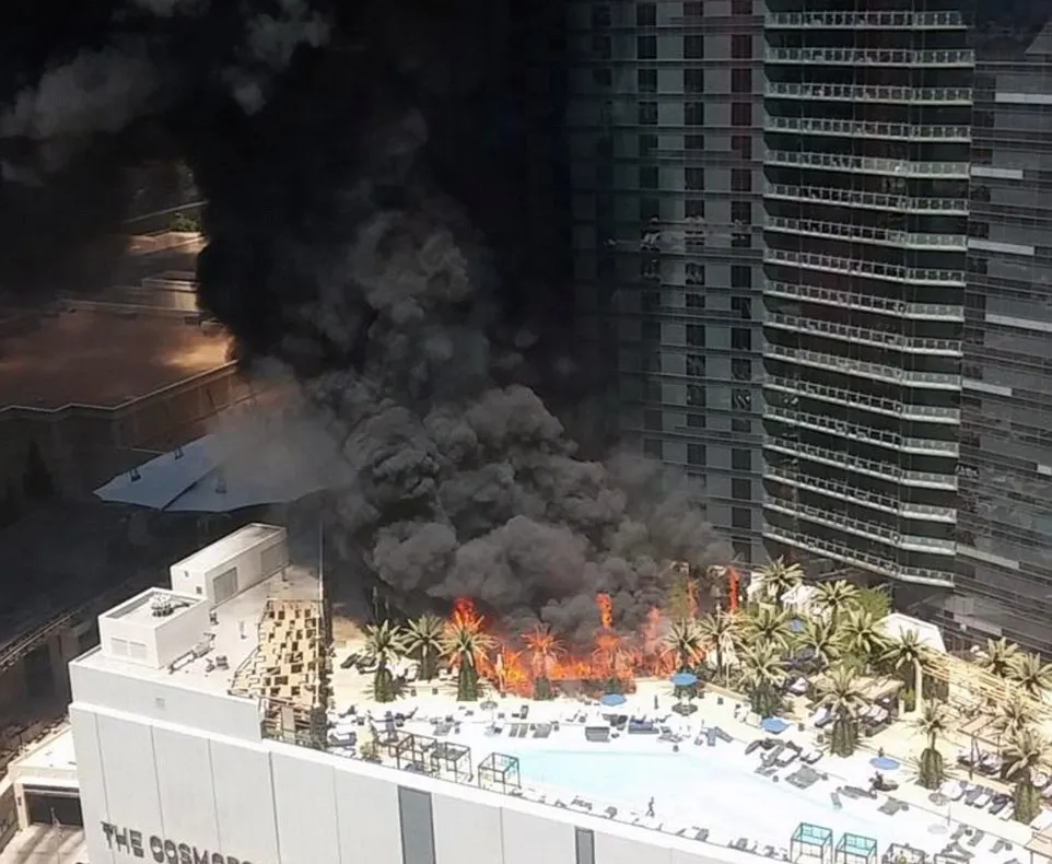 Imagini șocante! Incendiu de amploare la un hotel din Las Vegas!