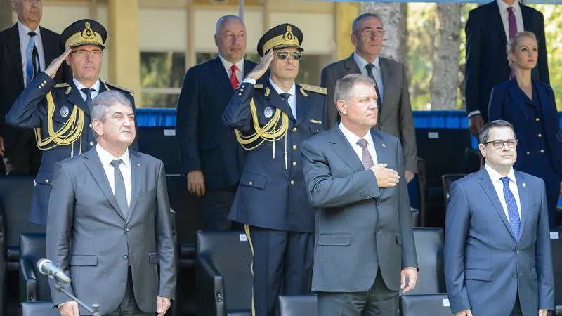 Galerie FOTO. Klaus Iohannis a participat la ceremonia de absolvire a viitorilor agenţi SRI