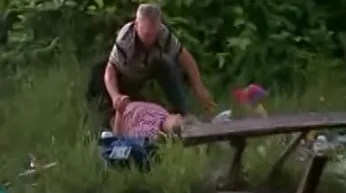 Imagini cutremurătoare! O bătrână a fost bătută de un bărbat beat până a leşinat