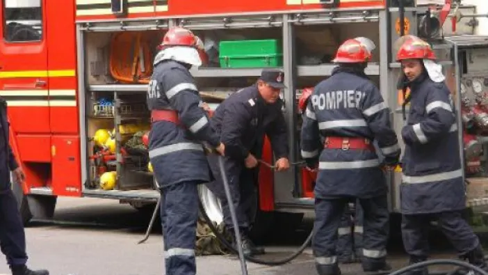 Camion răsturnat pe DN1A. Cabina, cuprinsă de flăcări