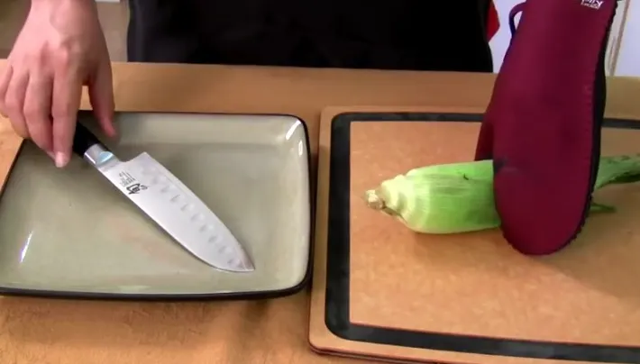 Ce se întâmplă dacă bagi un ştiulete de porumb la microunde. E incredibil!