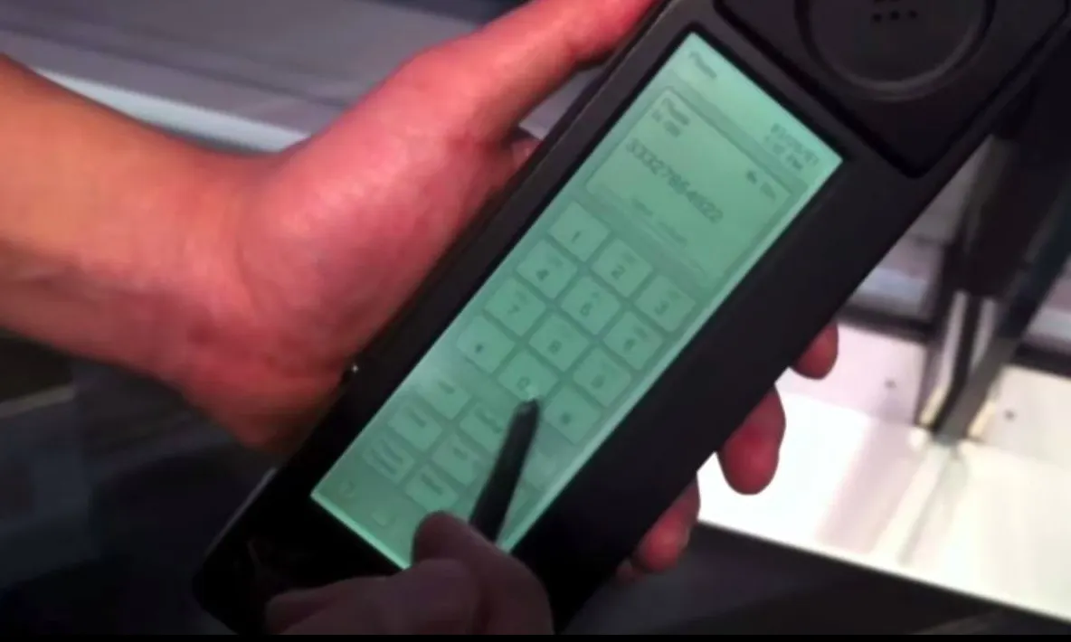 Nu te-ai fi gândit că primul smartphone arăta așa! Cât de diferit este de iPhone