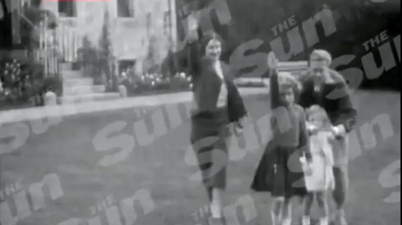 Palatul Buckingham ar putea da în judecată "The Sun", după publicarea filmului cu salutul "nazist"