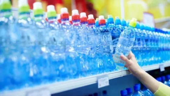 Bei apă minerală în timpul caniculei? Nu e bine! Ce avertizează medicii
