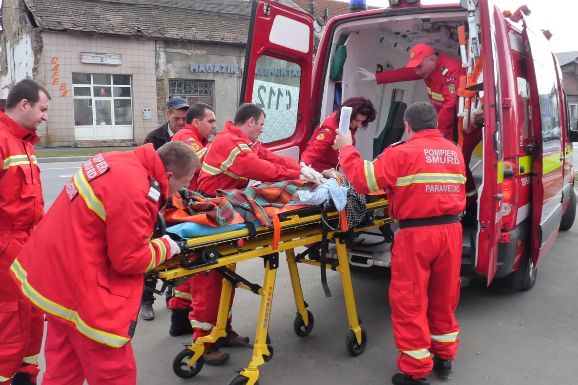Accident înfiorător la Galaţi: trei morţi şi şase răniţi. Maşina, strivită de un TIR