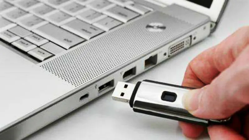 Avertismentul poliţiei. Dacă găsiţi un stick USB....