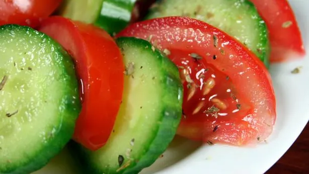 Dieta cu roşii şi castraveţi. Cum să slăbeşti uşor si rapid