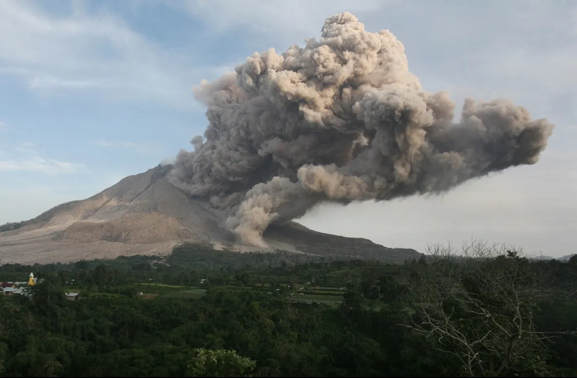 Veşti proaste pentru turişti. Aeroportul din Bali, închis din cauza erupţiei vulcanului Mount Raung