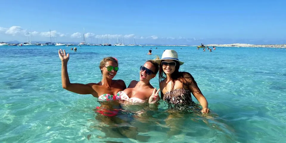 Anda Adam, primele fotografii în costum de baie după ce a anunţat că este însărcinată în şase luni