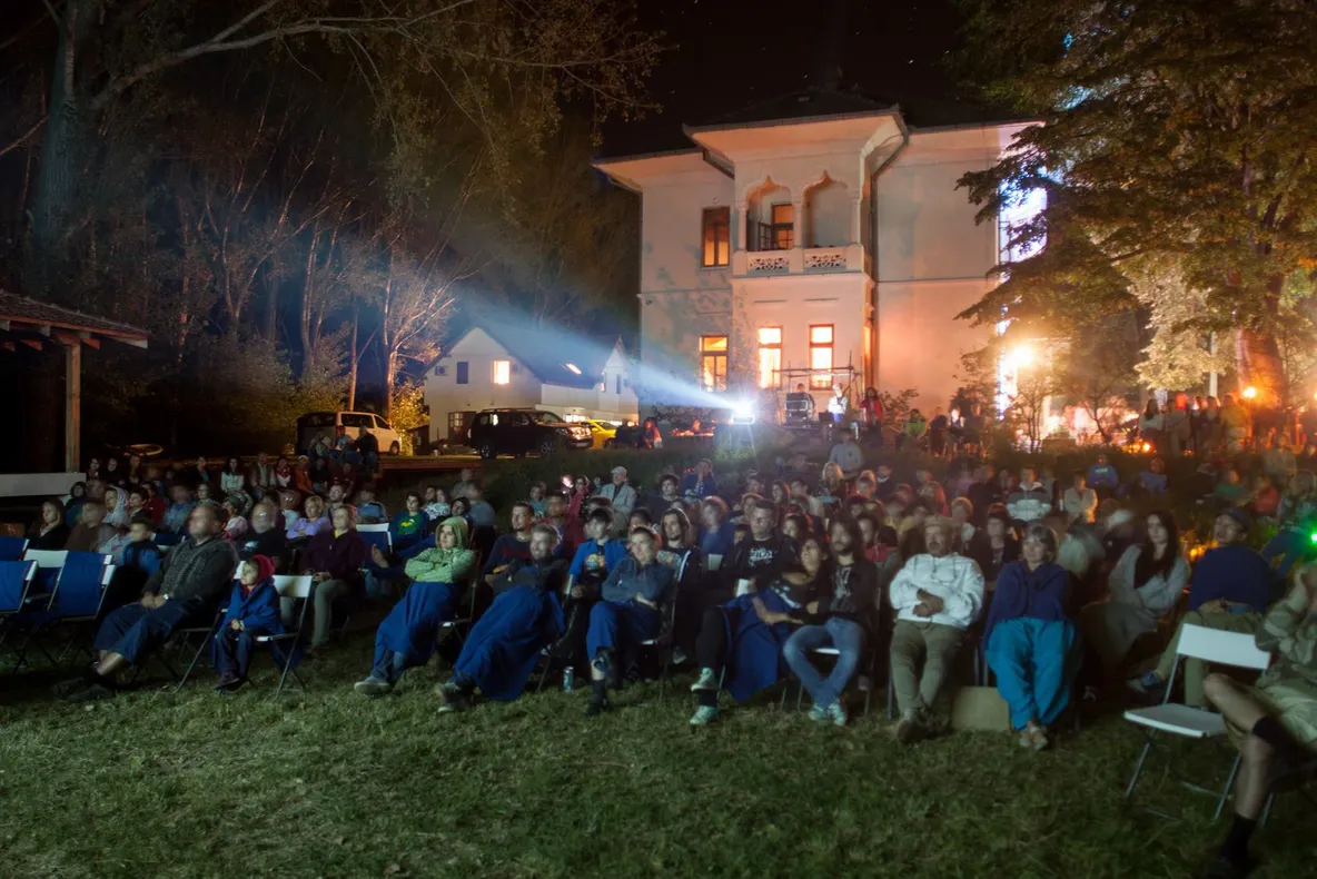 Festival în aer liber de cinema și bucătărie balcanică
