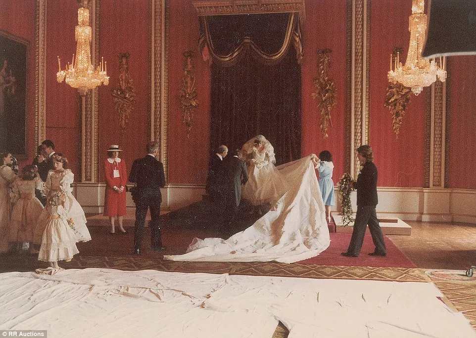Fotografii nemaivăzute, din culisele nunţii Prinţesei Diana cu Prinţul Charles