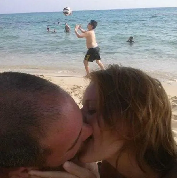 GALERIE FOTO: Ce se întâmplă când un cuplu își modifică în photoshop fotografiile din vacanță