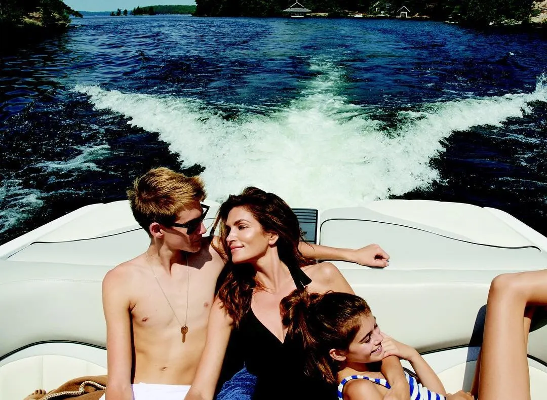 Cindy Crawford, pictorial surpriză, în revista Vogue, alături de familia sa