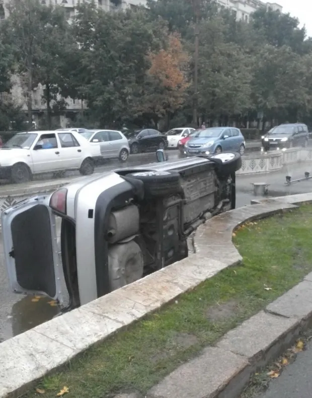 Un bărbat s-a răsturnat cu maşina într-o fântână din Piaţa Constituţiei