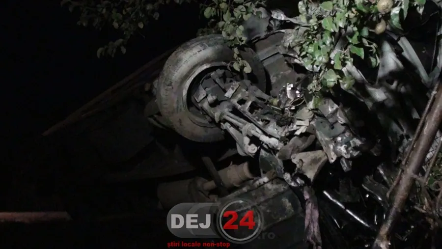 A zburat cu autoutilitara peste şanţ şi  s-a înfipt în gardul unei case!