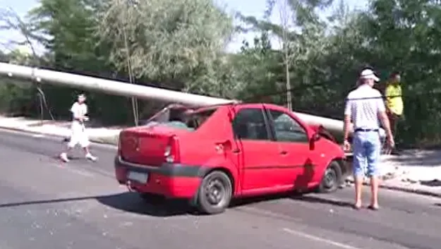 Un bucureştean a păcălit moartea de două ori în 5 secunde. A dărâmat un stâlp din Pantelimon
