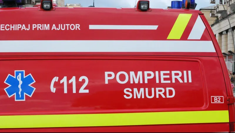 Accident teribil. Au intrat cu maşina într-un tir. Cinci persoane, rănite