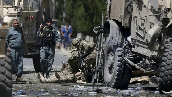 Carnagiu după atentatele din Kabul. Bilanţul zecilor de morţi şi al sutelor de răniţi, în creştere 