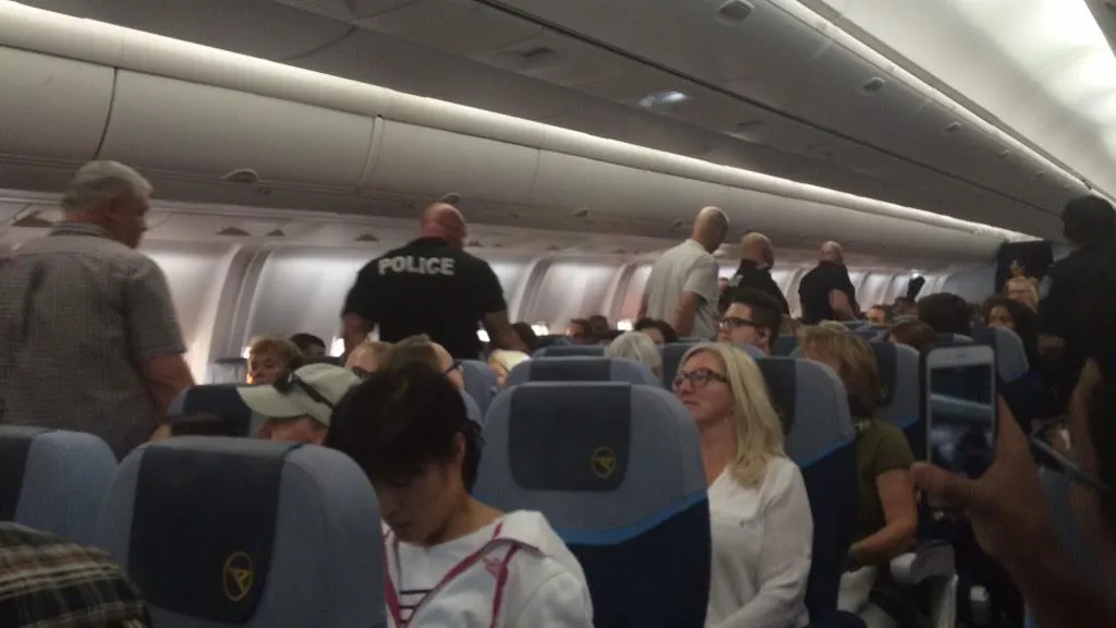 Aterizare de urgenţă! Ce a luat cu ea în avion o femeie întrece orice imaginaţie!
