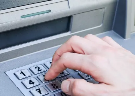 Decizie surprinzătoare a unui bărbat după ce a furat banii dintr-un bancomat 
