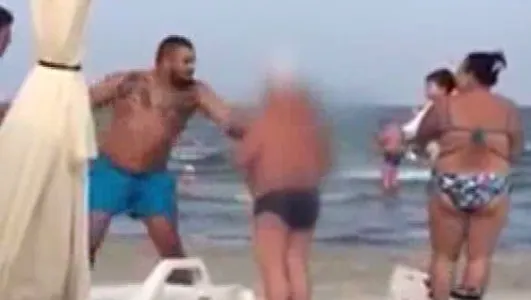 Scandalos! O femeie a fost bătută la Mamaia, din cauză că şi-a întins pătura în zona de şezlonguri