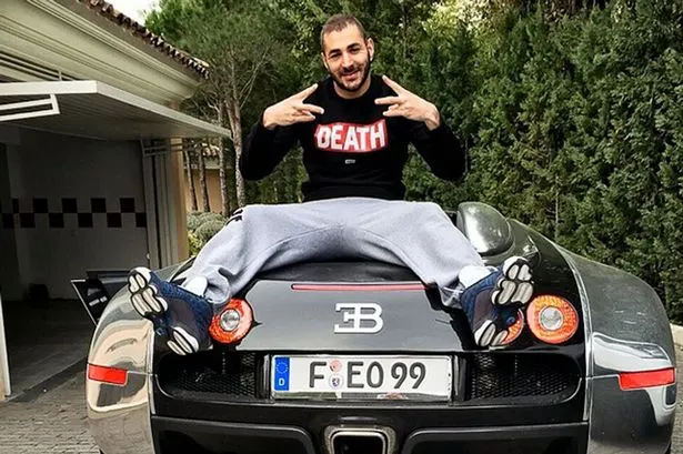 Şi-a cumpărat o minge cu 72.000 diamante colorate! Cine şi-a permis extravaganţa şi cât a costat!