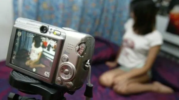 Ce a pățit o tânără după ce iubitul a filmat-o în ipostaze intime