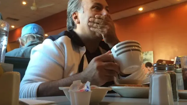 A băut cafeaua liniştit, dar a încremenit când a văzut ce era pe fundul ceştii. I-a schimbat viaţa