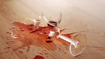 Cum să strângi cioburile de pe jos fără mătură sau aspirator. Chiar funcționează