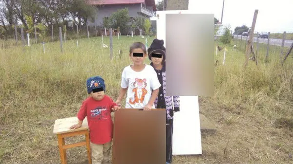 Imaginea zilei. Trei fraţi din Suceava opresc toate maşinile: ce scrie pe pancarta pe care o ţin