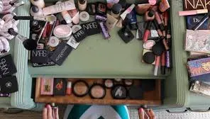 Ia produse folosite de alţii şi le revinde! A reuşit să facă deja 1 milion de dolari!