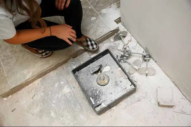 Au găsit un seif misterios în casa abia cumpărată. Ce era în el le-a schimbat total viața