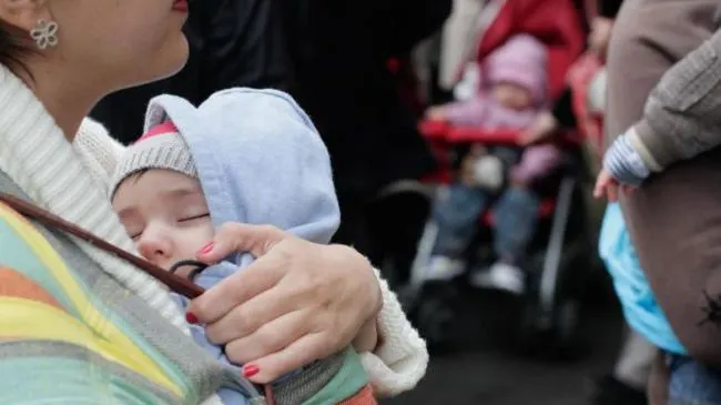 Guvernul anunță reguli noi privind indemnizația lunară pentru creșterea copiilor 