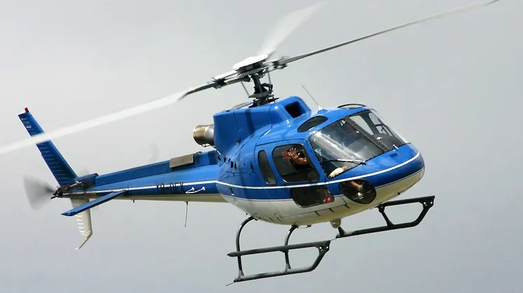 Acrobaţii de milionar! Fiul unui bogătaş român a sărit din elicopter direct în mare