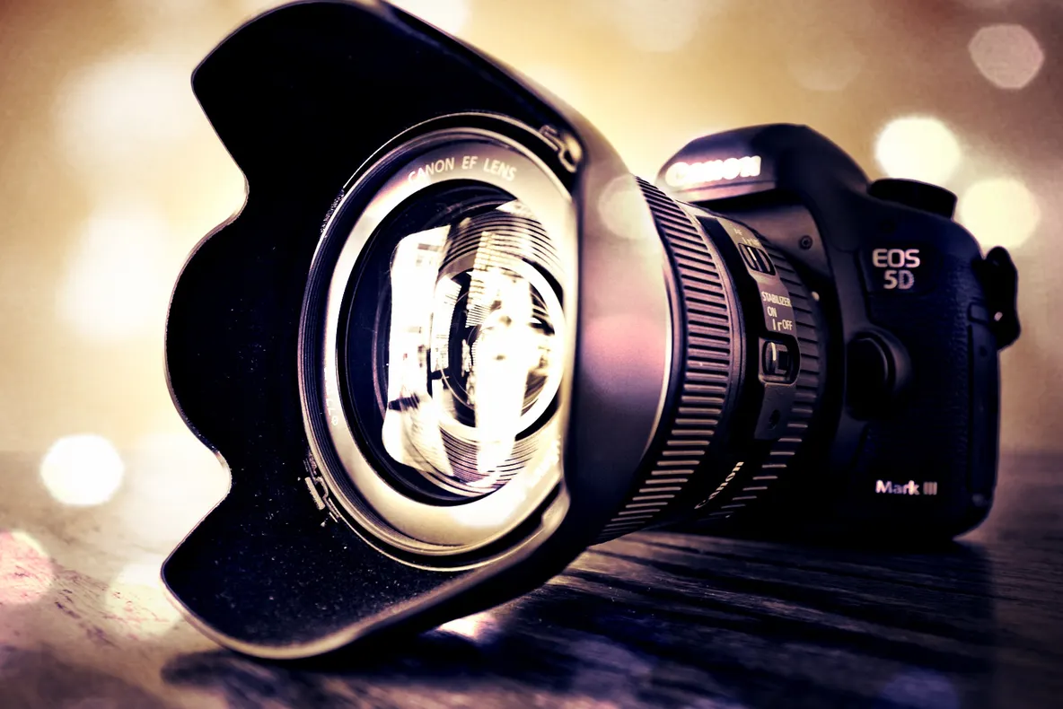 Reduceri de 70% la eMAG Summer Stock Busters – Cele mai tari oferte la aparate foto DSLR