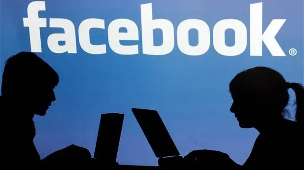 Pui poze cu tine şi cu iubitul tau pe Facebook? Iată ce efect au asupra relaţiei