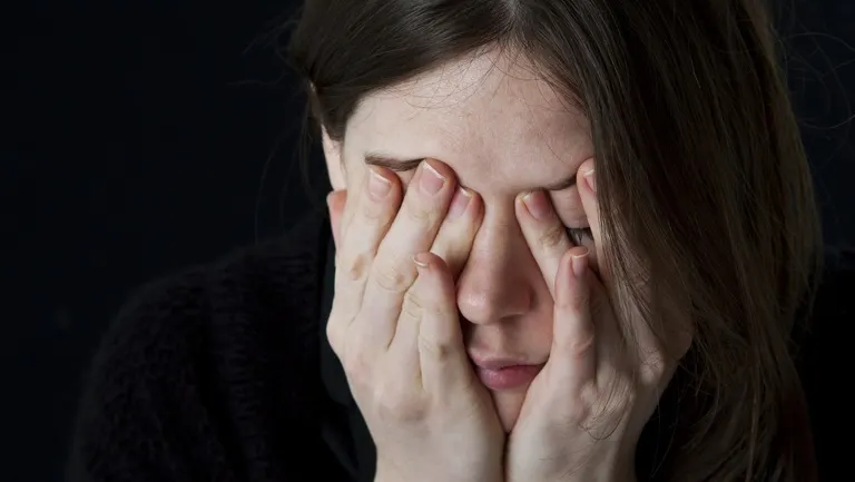 VIDEO Urmează să violeze o minoră de pe Facebook, însă părinţii ei apar. Priviţi ce se întâmplă!