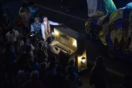 Spectacol de păpuşi înalte de peste cinci metri 