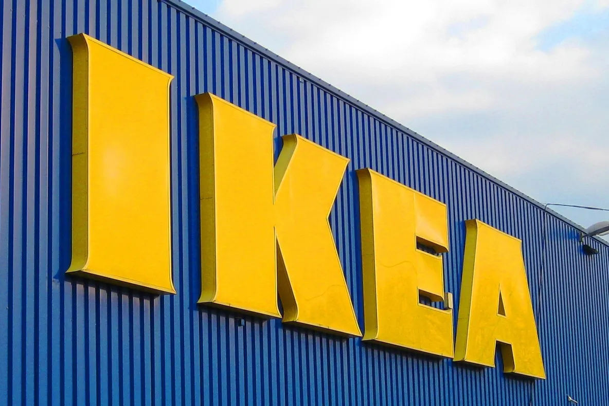 Magazinul Ikea, vandalizat de un bărbat. Ce simbol obscen a desenat acesta pe pereţi şi mobilă