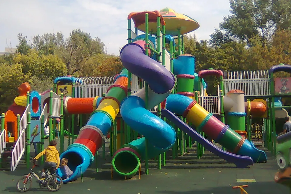 Bucureştenii, supăraţi pe primării. Locurile de joacă pentru copii arată ca după război