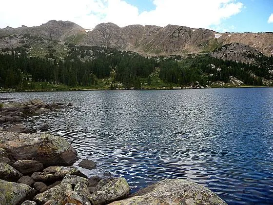 Un bărbat s-a aruncat în lac. În timp ce înota, a simţit că ceva îi atinge piciorul: Am un nou copil