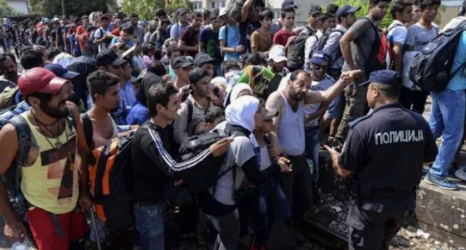 Sute de imigranţi au rupt dispozitivul forţelor de ordine şi au pătruns în Macedonia