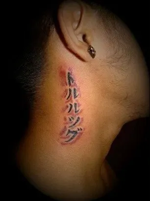 Și-a tatuat numele iubitei pe gât cu caractere chinezești. S-a îngrozit când i-a aflat semnificația 