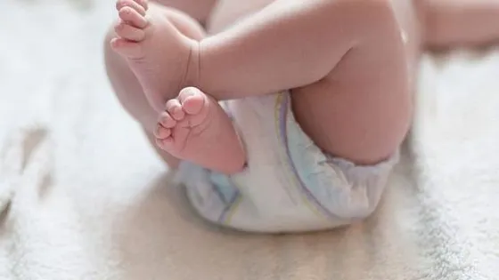 Fetiţa lor plângea foarte tare. Când s-au uitat în pampers au încremenit! Ce era acolo