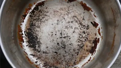 Cum să cureţi oalele simplu, rapid şi fără să freci