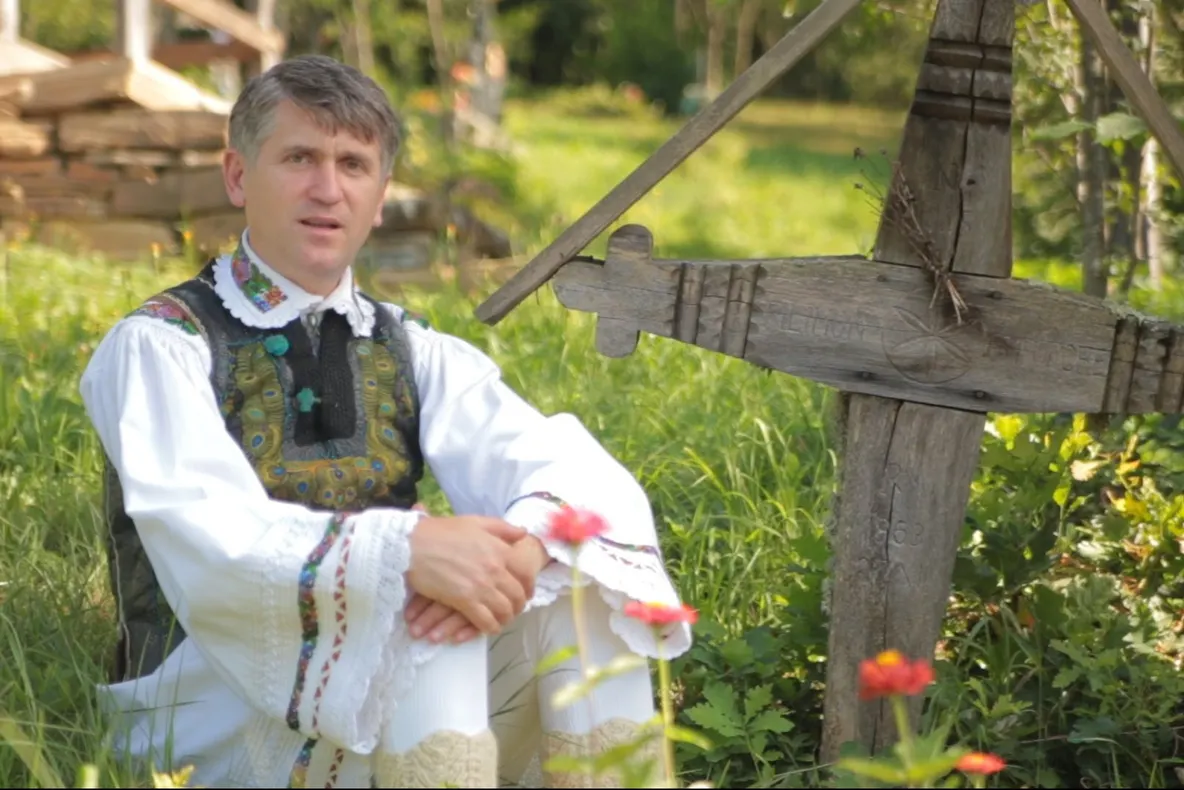 Un cântăreţ de muzică populară din România are un număr unic la maşină - FOTO