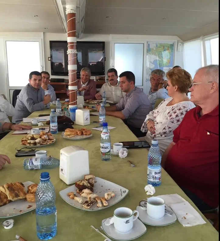 Ponta şi-a scos miniştrii în Deltă! Teambuilding, cu pişcoturi,  pe şalupă!
