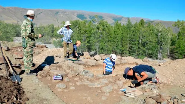 A murit acum 1.500 de ani, dar l-au găsit așa. Descoperirea uluitoare făcută de arheologi